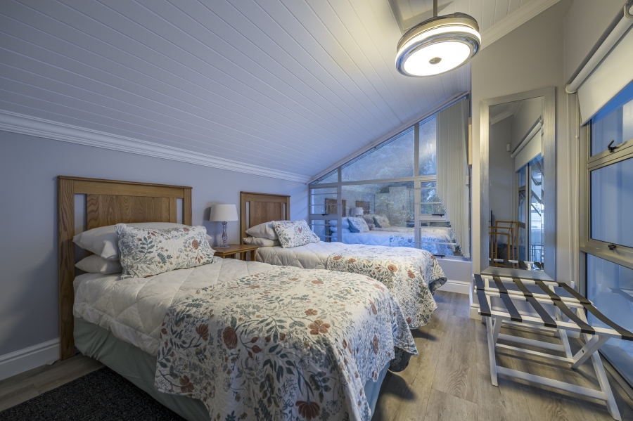 5 Bedroom Property for Sale in Glentana Western Cape